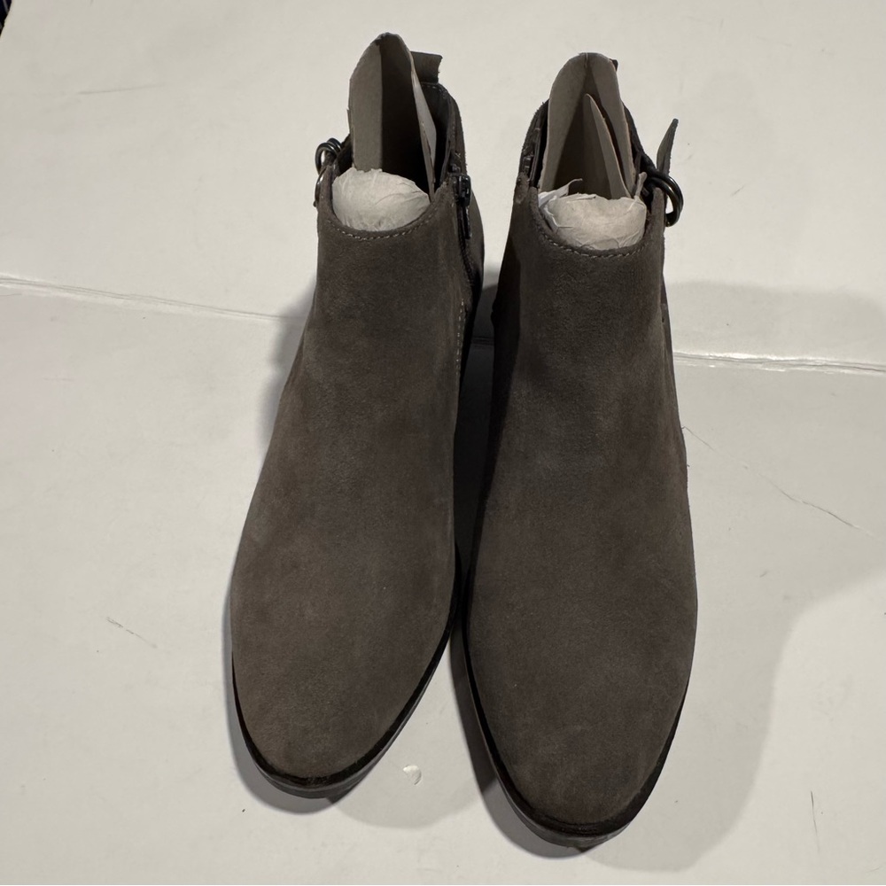 White Mountain Gray Leather Ankle Boots Size 9M